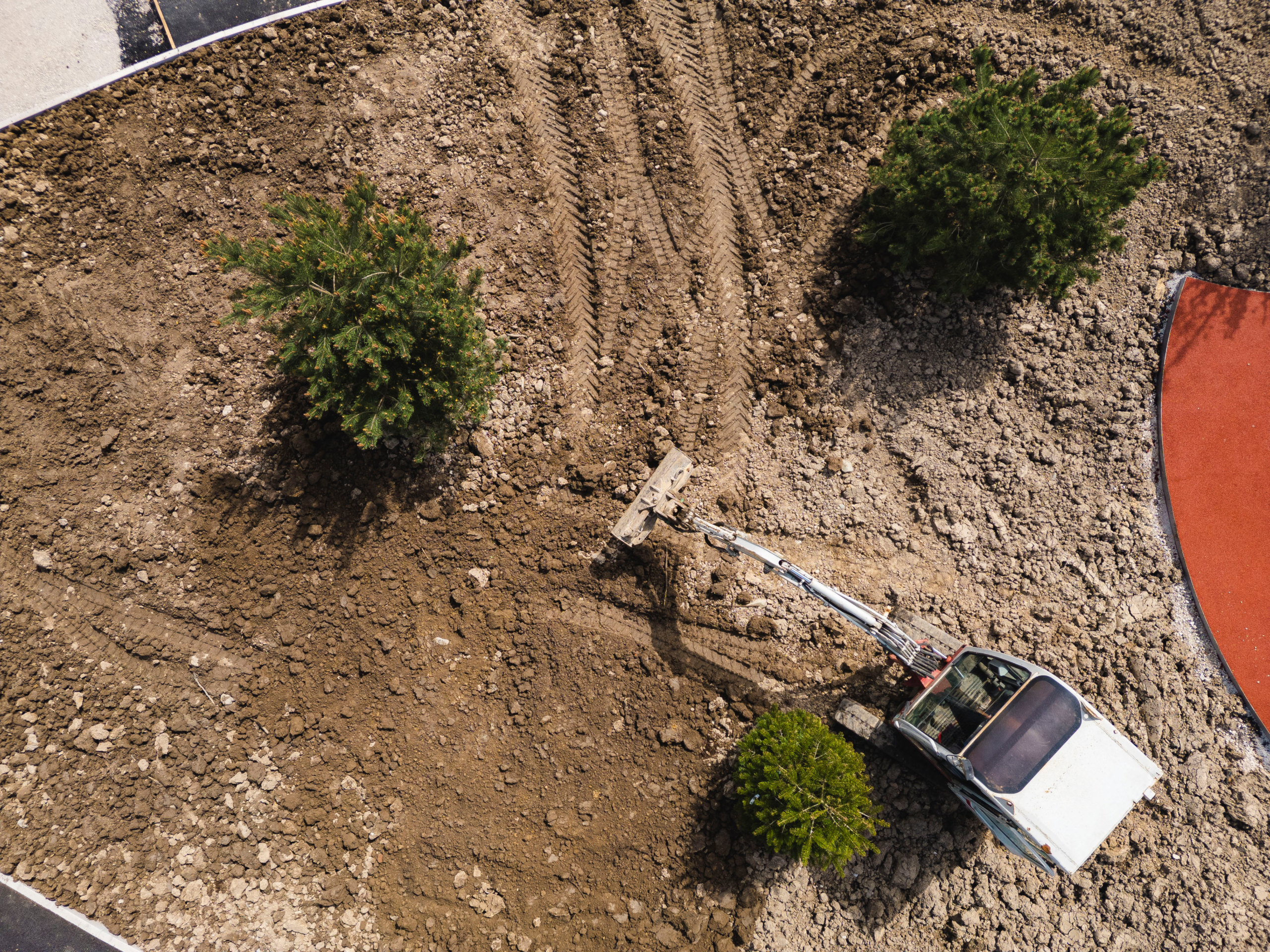 Nivellement et préparation du sol avant la pose de gazon naturel ou synthétique